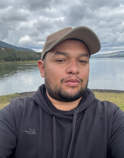 Foto de Nestor Fabian Vargas, Especialista en Tecnología de Colombiajero, al aire libre.