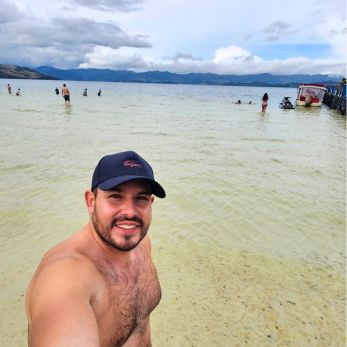 Paisaje verde montañoso con nubes, representando la belleza natural del Lago de Tota en Boyacá.