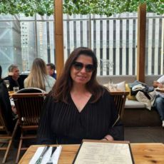 gerente de ventas de colombiajero sonriendo en una foto de restaurante