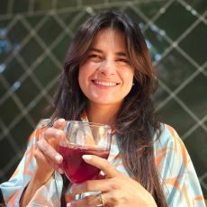 paola grillo sosteniendo copa de vino manager de colombiajero