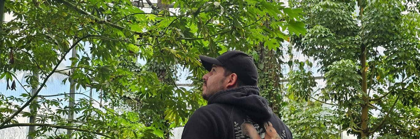 Colombiajero disfrutando el pasadia en el jardin botanico de bogotá